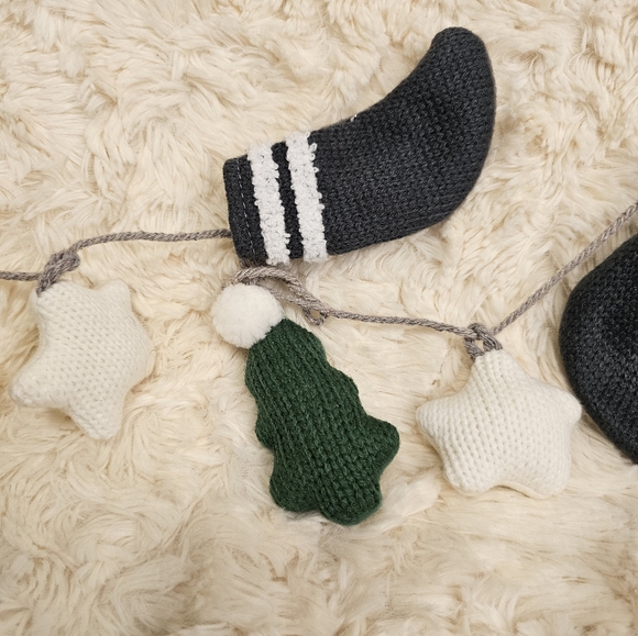 Knitted Handmade Garland - Picture 4 of 6